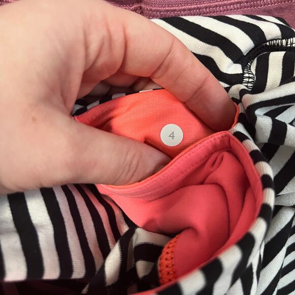 Lululemon Black & White Stripe Wunder Under Leggings Size 4 - Picture 2 of 4